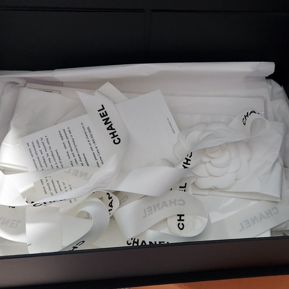 Chanel Box With Ribbon - Picture 2 of 2